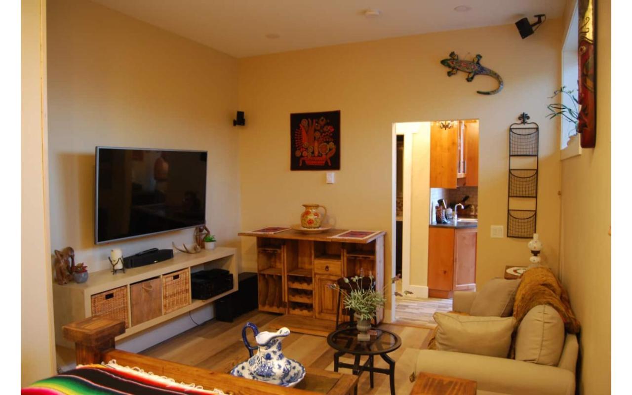 A Taste Of Mexico In The Heart Of Wine Country. Apartment Peachland Bagian luar foto